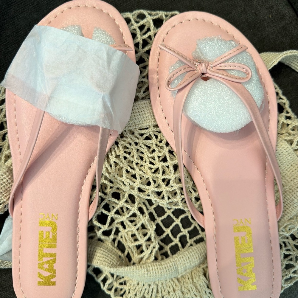 Brand NEW Katie J pink bow thong sandals